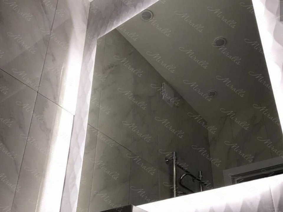 Зеркало Light с прямыми углами в частной квартире