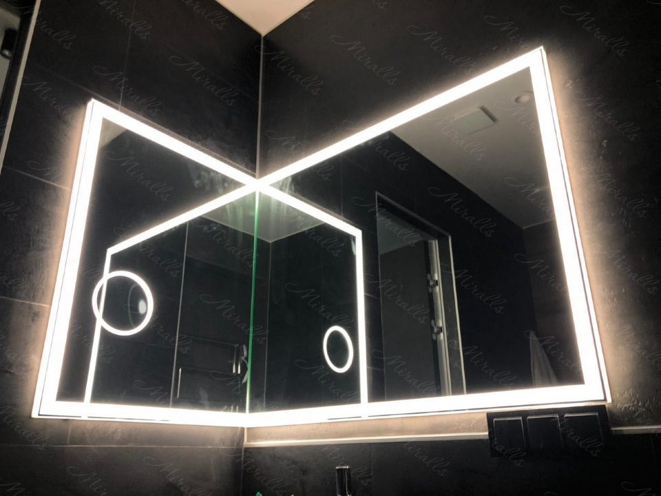 Зеркало 2 экранами. Зеркало с подсветкой в ванную в углу. Угловое зеркало. Угловое зеркало с подсветкой. Угловое зеркало в ванную комнату с подсветкой.