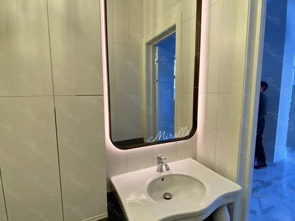 зеркало Amadeus Extra с интерьерной подсветкой в ванне