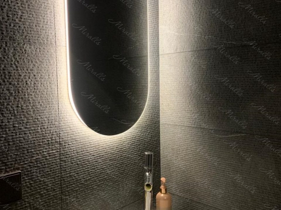 капсульное зеркало Serena с интерьерной подсветкой в ванне