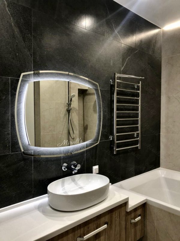 красивое зеркало Dolce с подсветкой в ванне