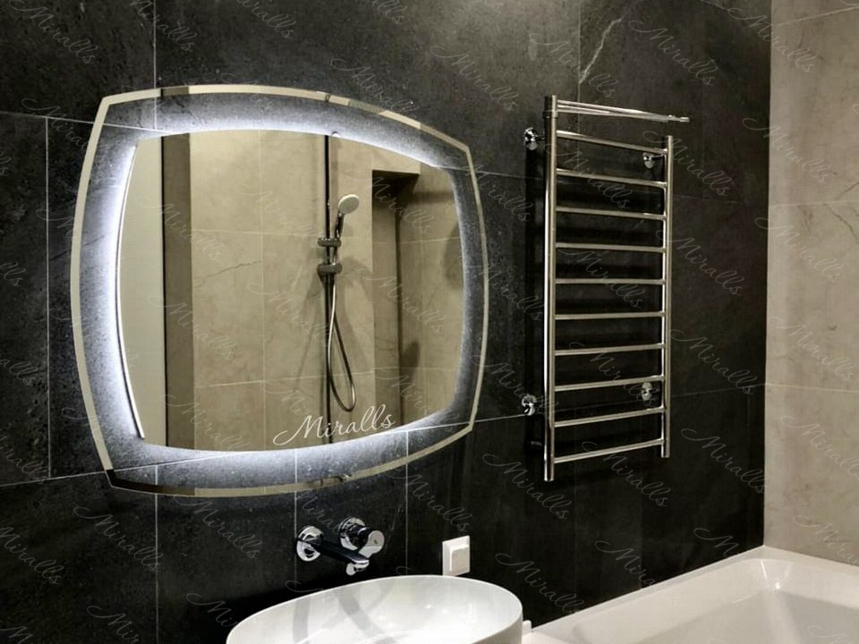 красивое зеркало Dolce с подсветкой в ванне