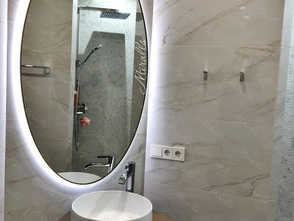 круглое зеркало Medea Extra с интерьерной подсветкой в ванне