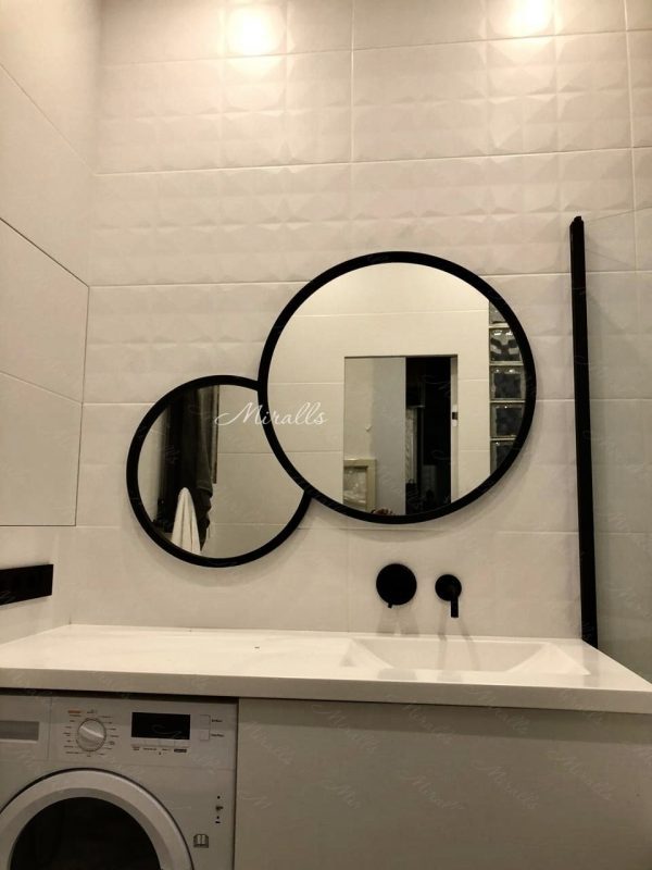 необычное зеркало Solaris в ванной комнате