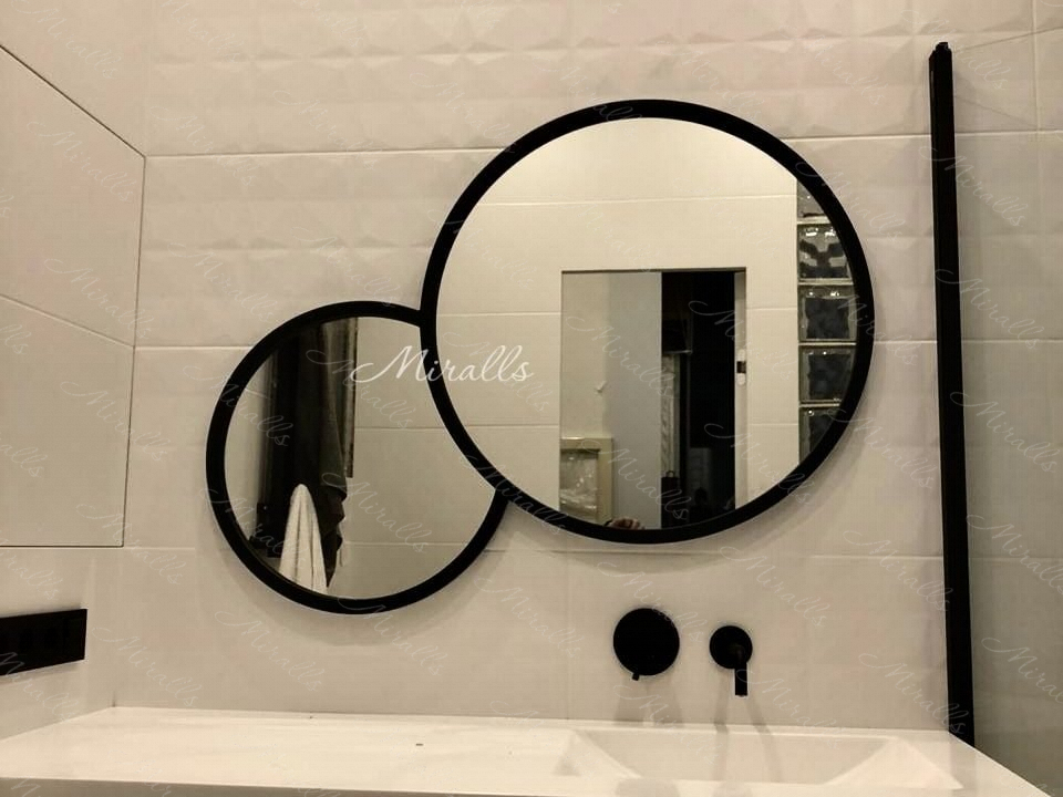 необычное зеркало Solaris в ванной комнате