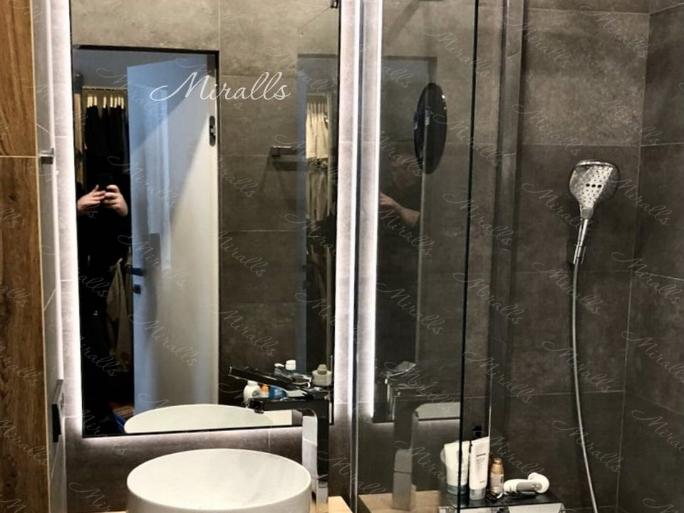 прямоугольное зеркало Brams Extra в ванне