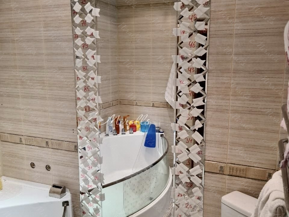 зеркальное панно Lira в ванной комнате
