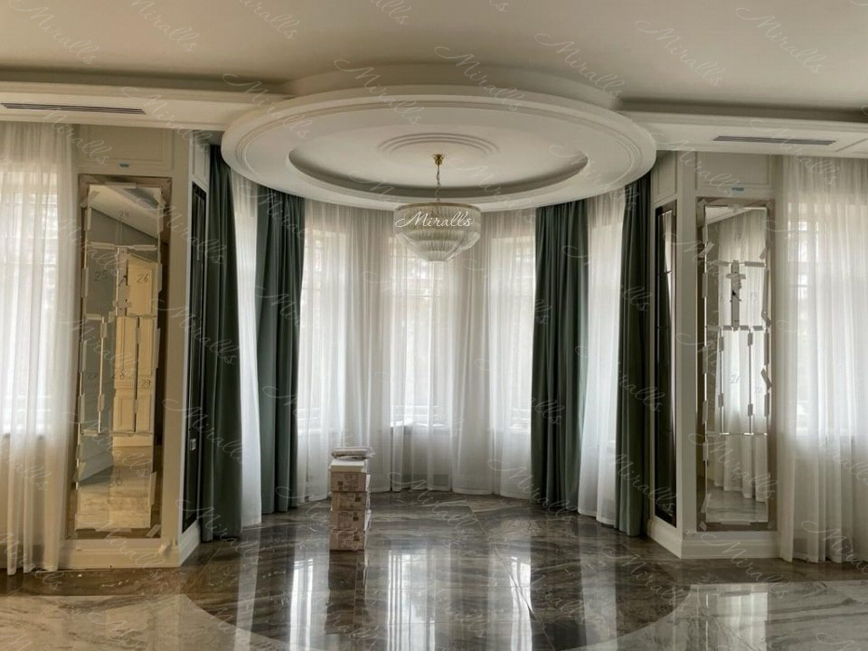 зеркальное панно в гостиной Mozart