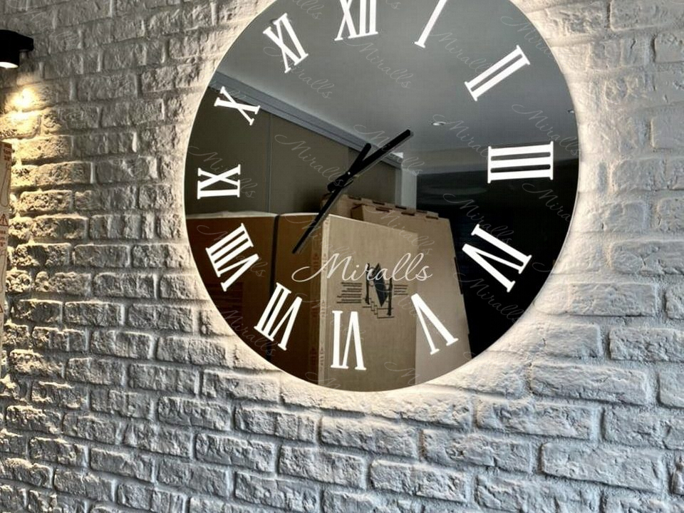 зеркальный часы Tempo в комнате