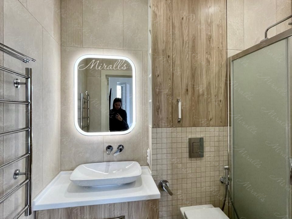 зеркало Camelia со скругленными углами и подсветкой в ванне