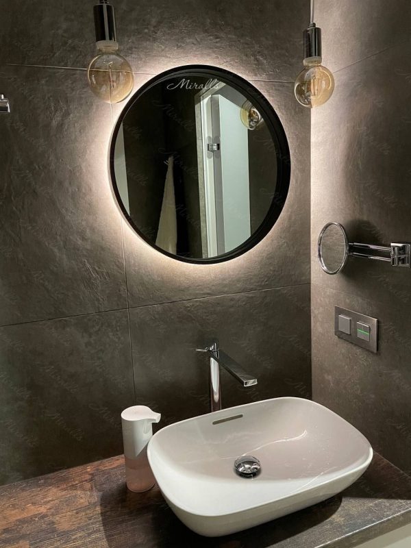 зеркало Oasis Extra с подсветкой и раме в ванне