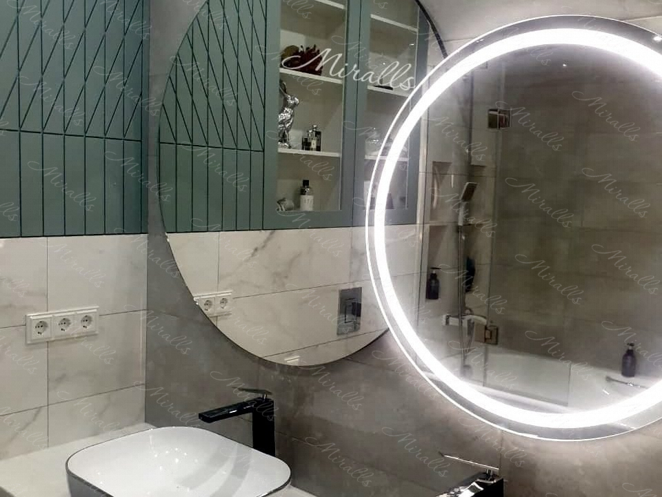 зеркало с подсветкой Solaris Plus в ванной комнате