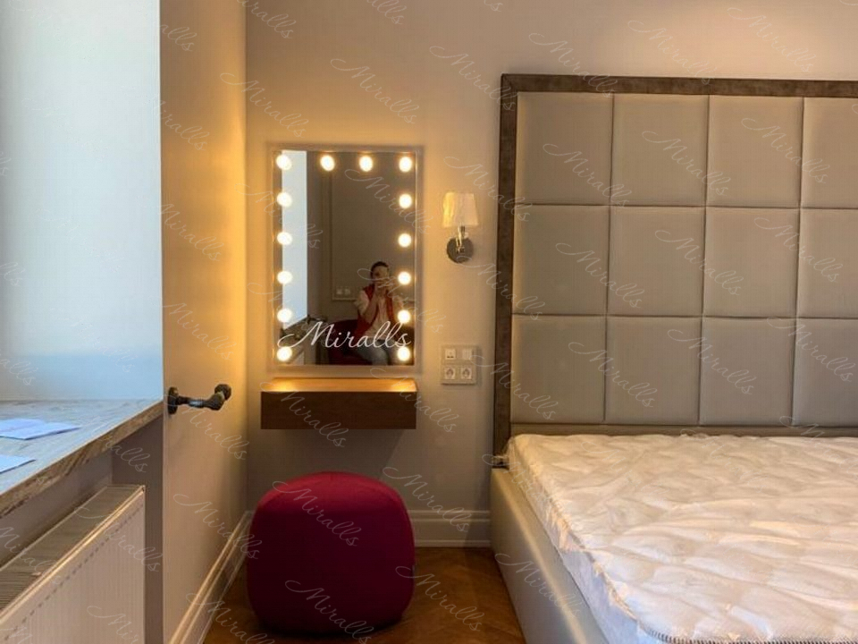 Гримёрное зеркало Hollywood в спальне