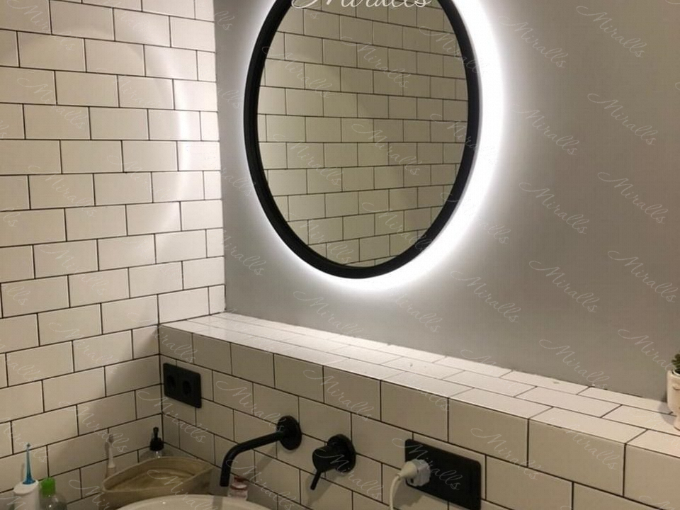 Круглое зеркало с подсветкой Simona в ванне