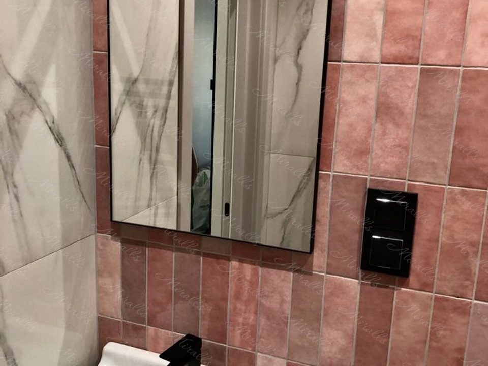 Прямоугольное зеркало без подсветки Brams в ванне