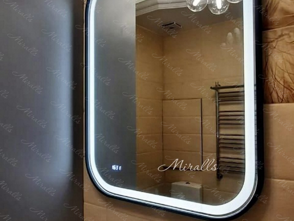 Прямоугольное зеркало с подсветкой Leonardo Plus в ванне