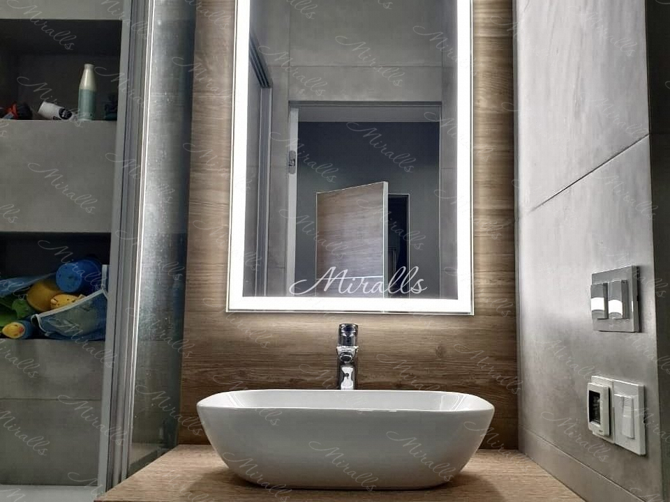 Прямоугольное зеркало с подсветкой Murano Extra в ванне
