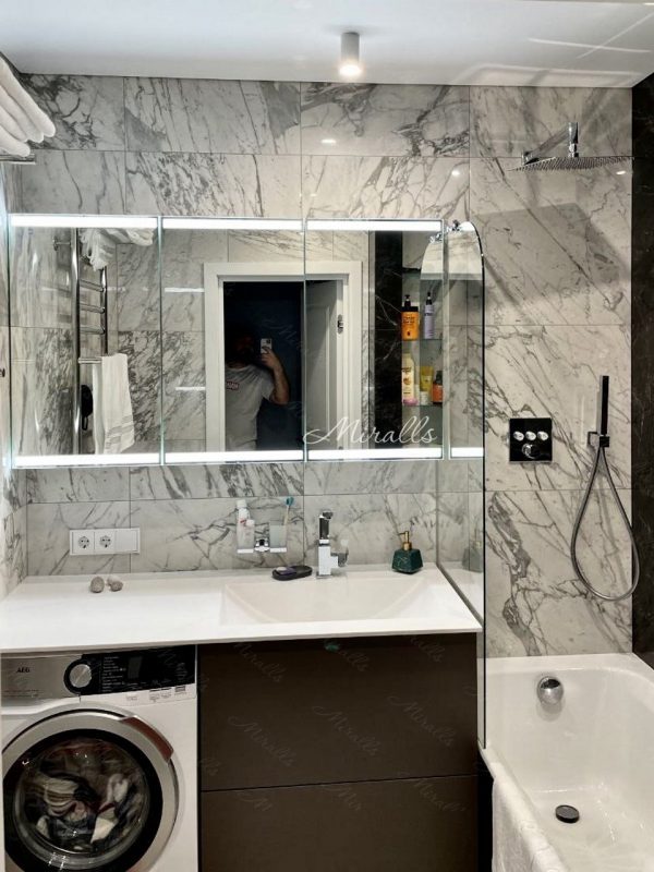 Зеркальный шкаф Amador в ванне
