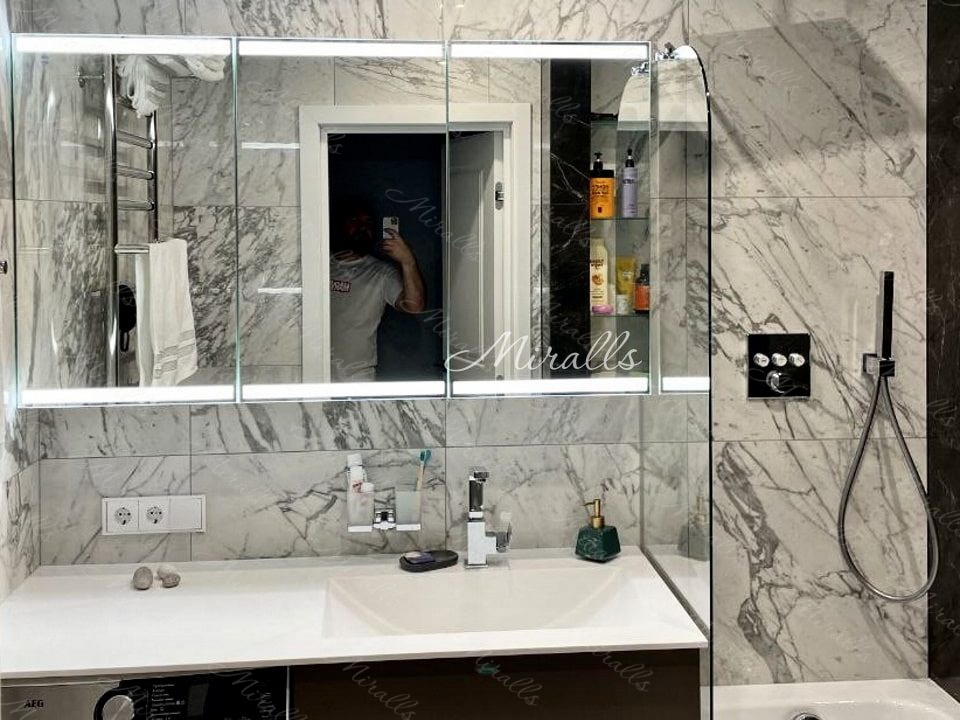 Зеркальный шкаф Amador в ванне