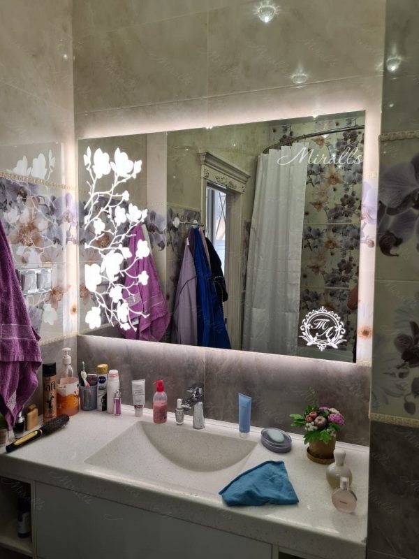 Зеркало Flowers с подсветкой в ванне