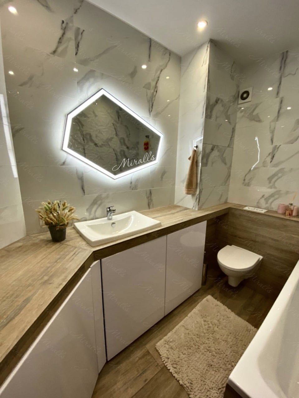 Зеркало с интерьерной и фронтальной подсветкой Iceberg Plus в ванне