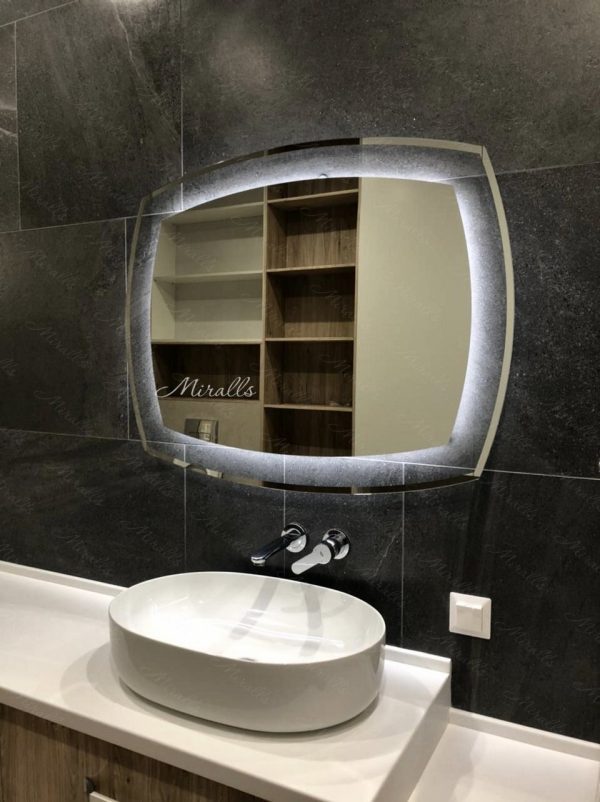 Зеркало с подсветкой Dolce в ванне