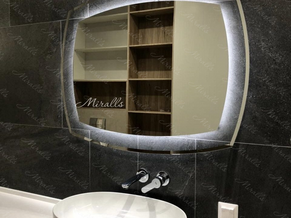 Зеркало с подсветкой Dolce в ванне