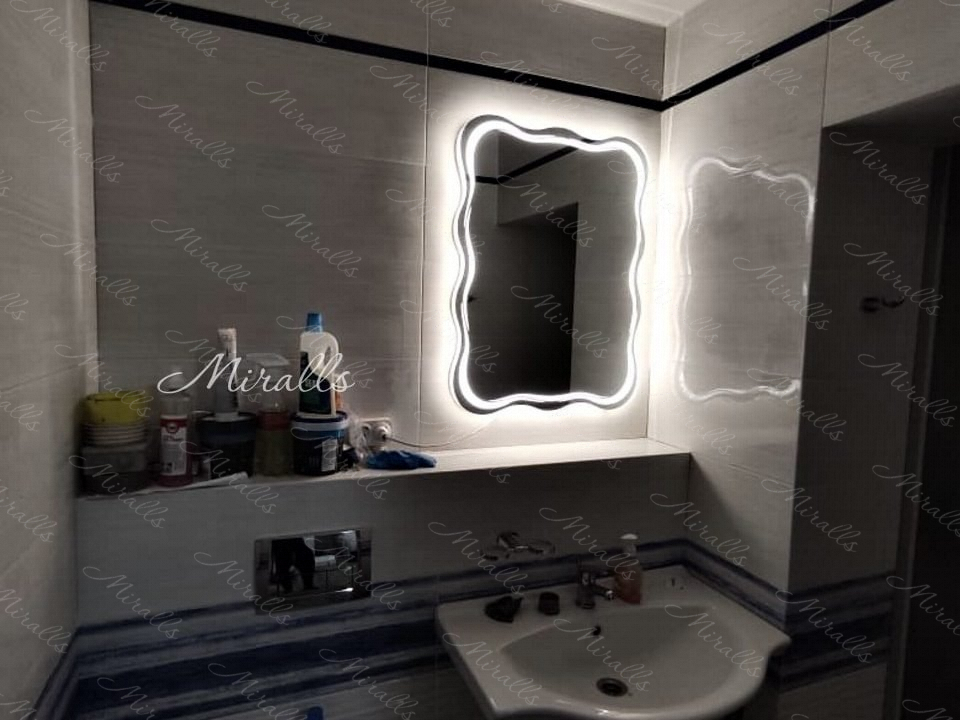 Интерьерное зеркало с подсветкой Waves