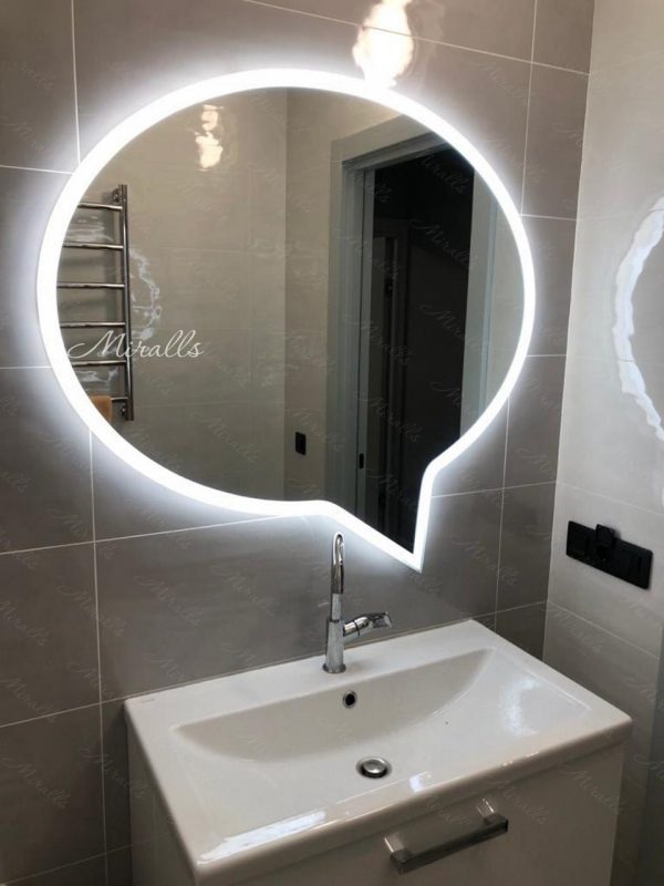 Красивое зеркало Message в ванне