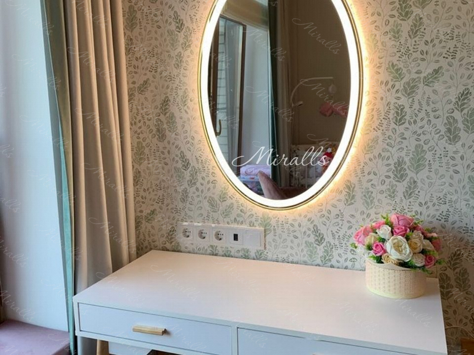 Овальное зеркало Silvia Plus в спальне