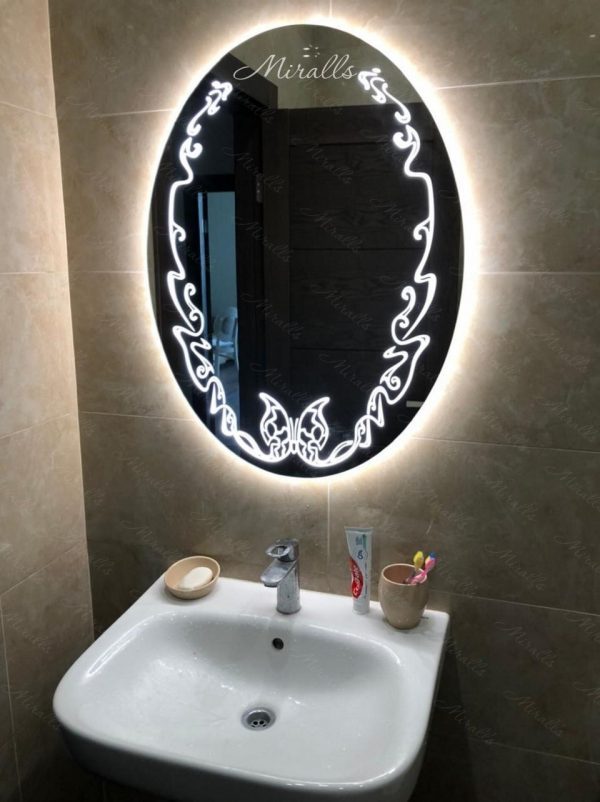 Зеркало с рисунком Vanessa в ванне