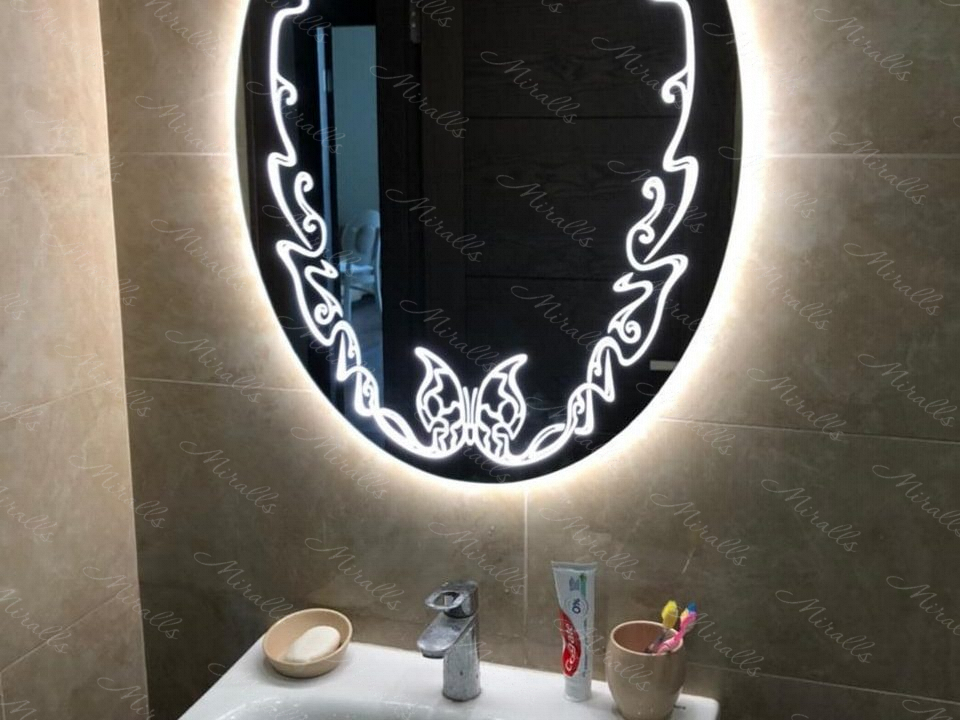Зеркало с рисунком Vanessa в ванне