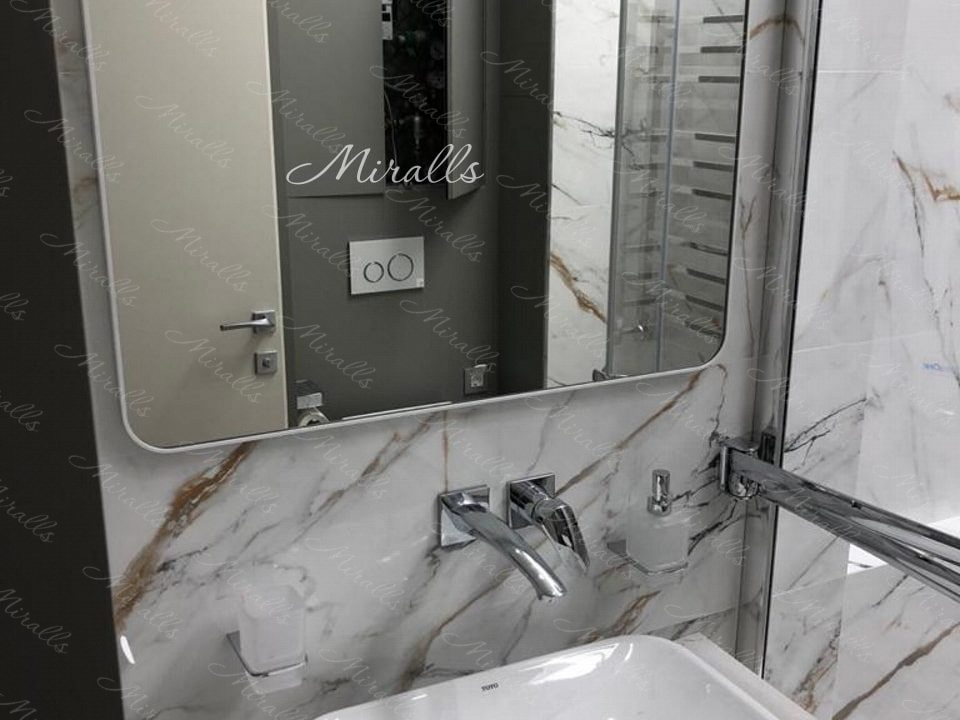 Зеркало со скругленными углами Maison в ванне