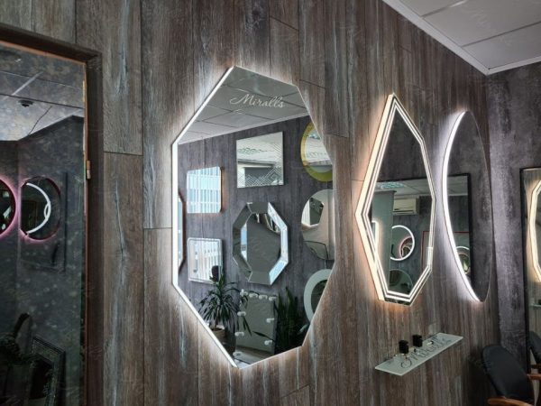Дизайнерское зеркало с подсветкой Romeo