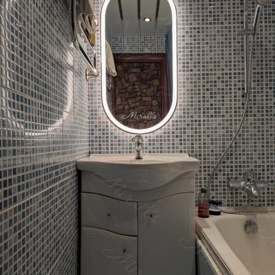 Капсульное зеркало с подсветкой Aura в ванне