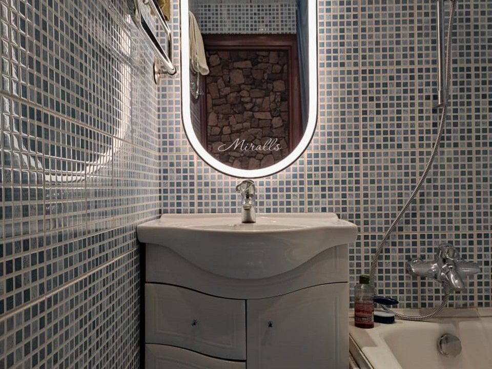 Капсульное зеркало с подсветкой Aura в ванне