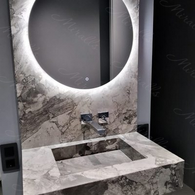 Круглое зеркало Eclipse в ванной комнате