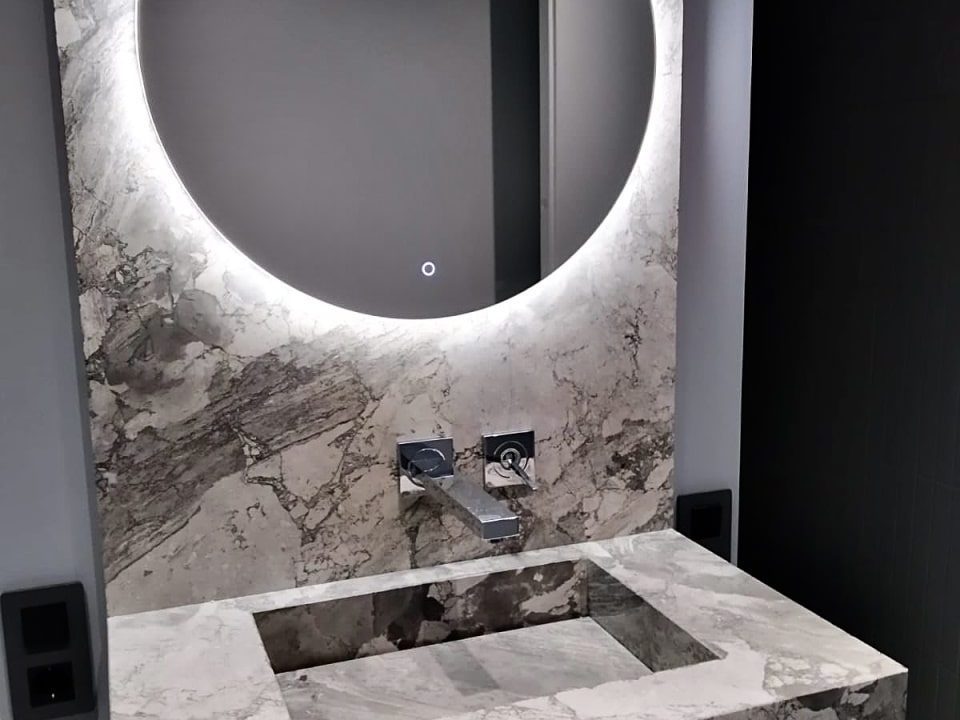 Круглое зеркало Eclipse в ванной комнате