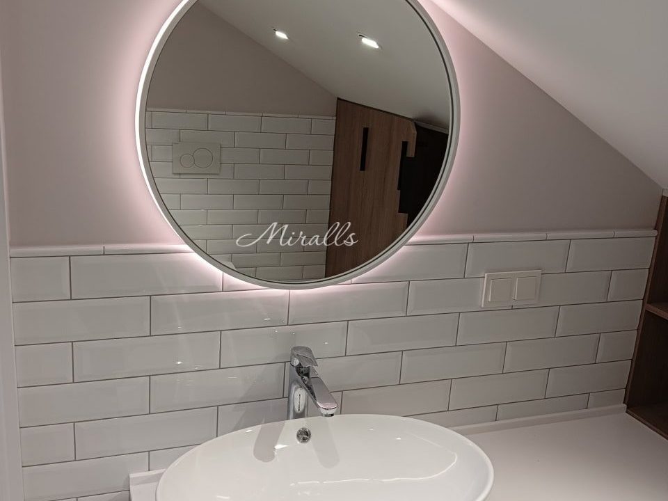 Круглое зеркало Simona в ванной комнате