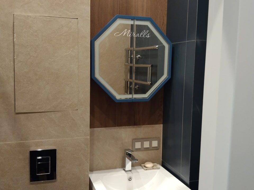 Зеркальный шкаф Zellige в ванной комнате