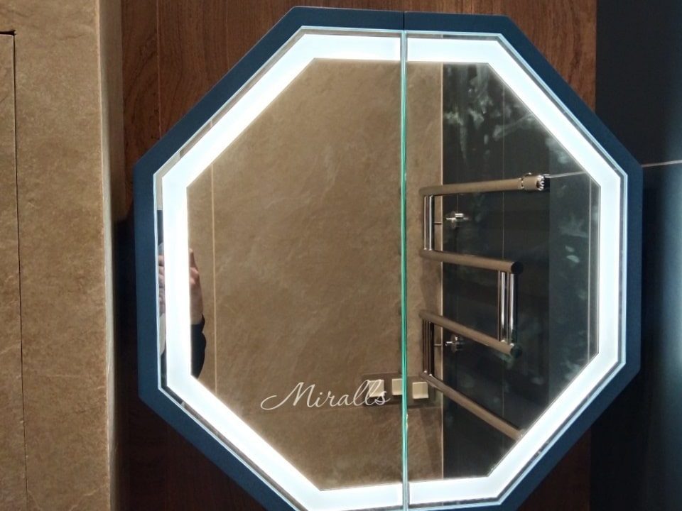 Зеркальный шкаф Zellige в ванной комнате