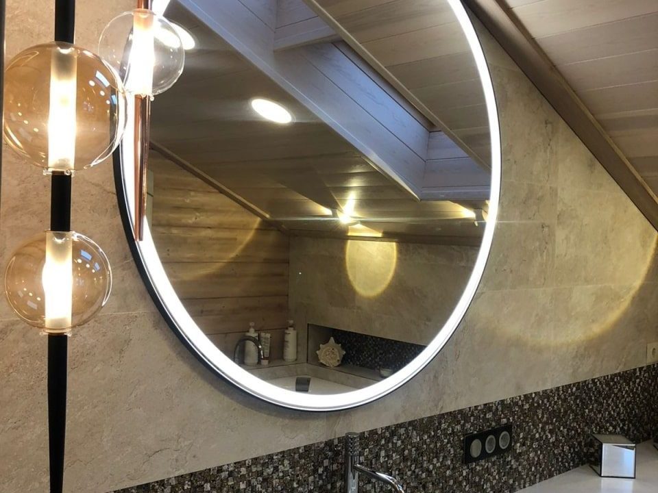Зеркало Medea Plus в ванной частного дома