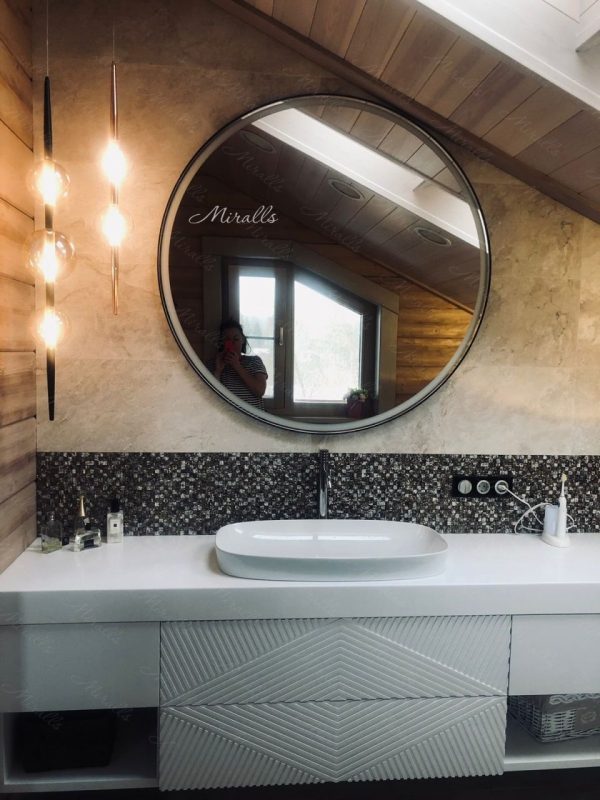 Зеркало Medea Plus в ванной комнате