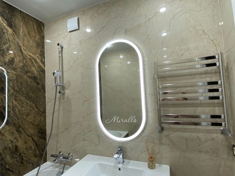 Зеркало с подсветкой Aura в ванной комнате