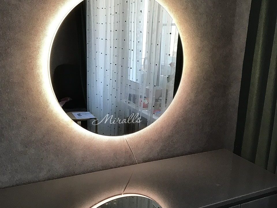 Зеркало с подсветкой Eclipse в частной квартире