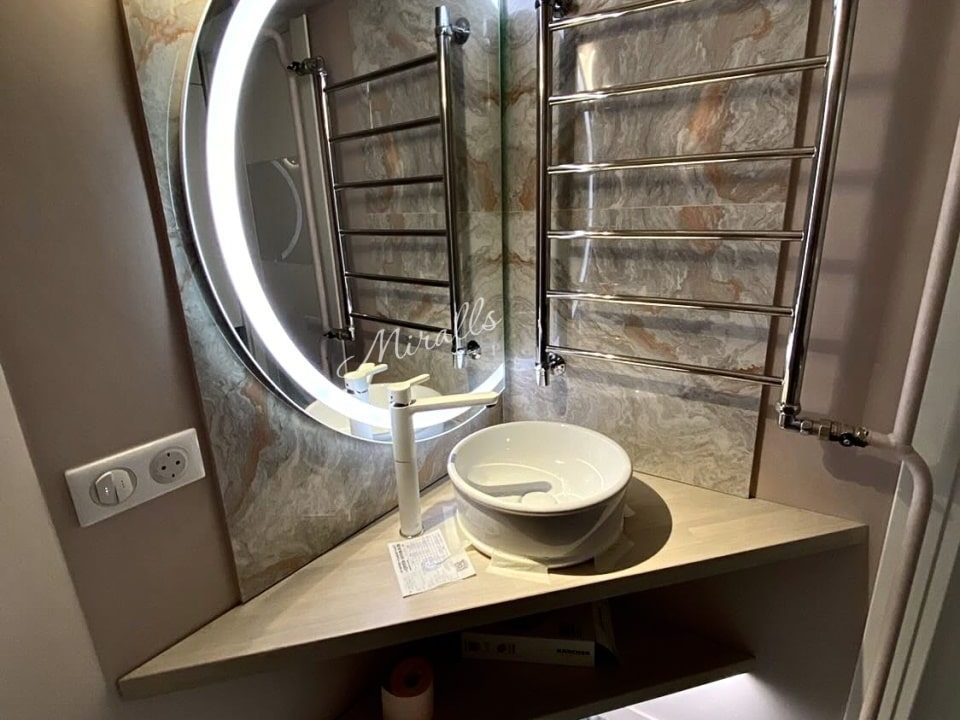 Зеркало с подсветкой Melory в ванной комнате