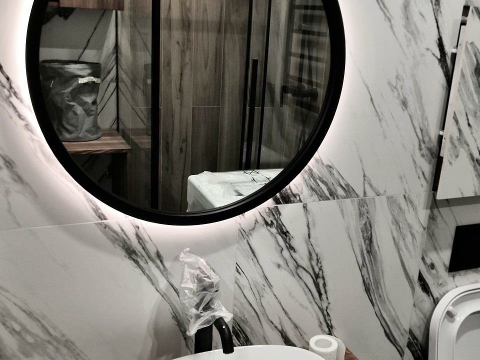Зеркало с подсветкой Simona в ванной комнате