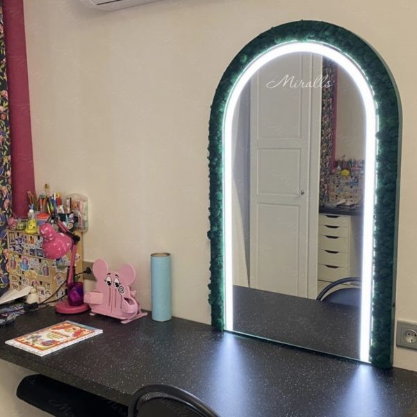 Арочное эко-зеркало с подсветкой Arielli plus в спальне