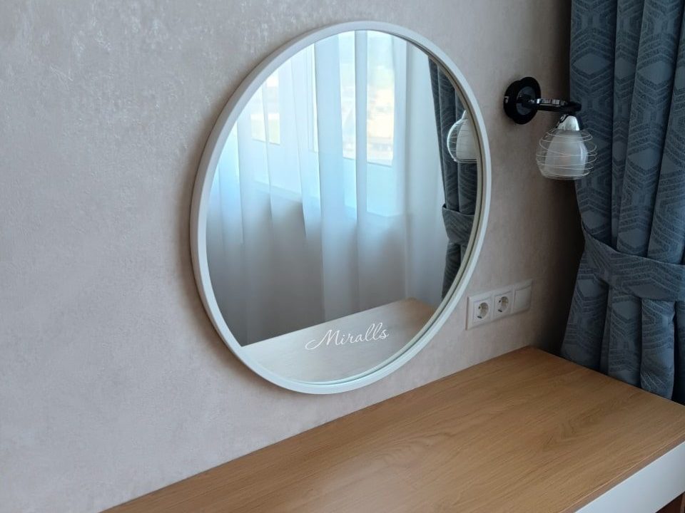 Круглое зеркало Orion в спальне