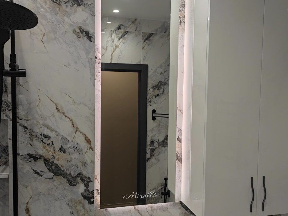 Высокое зеркало Basic в ванной комнате